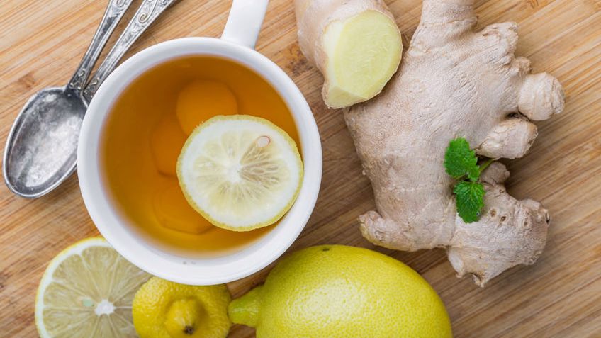 Napój z pieprszem, imbirem i sokiem z cytryny w filiżance