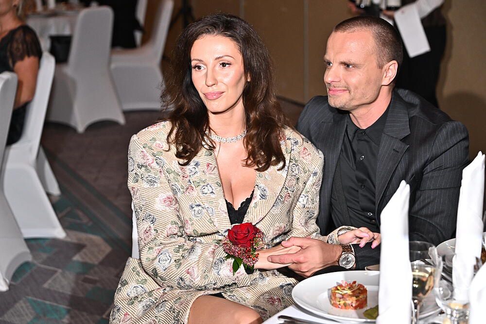 Marcin Hakiel bryluje na salonach z nową ukochaną