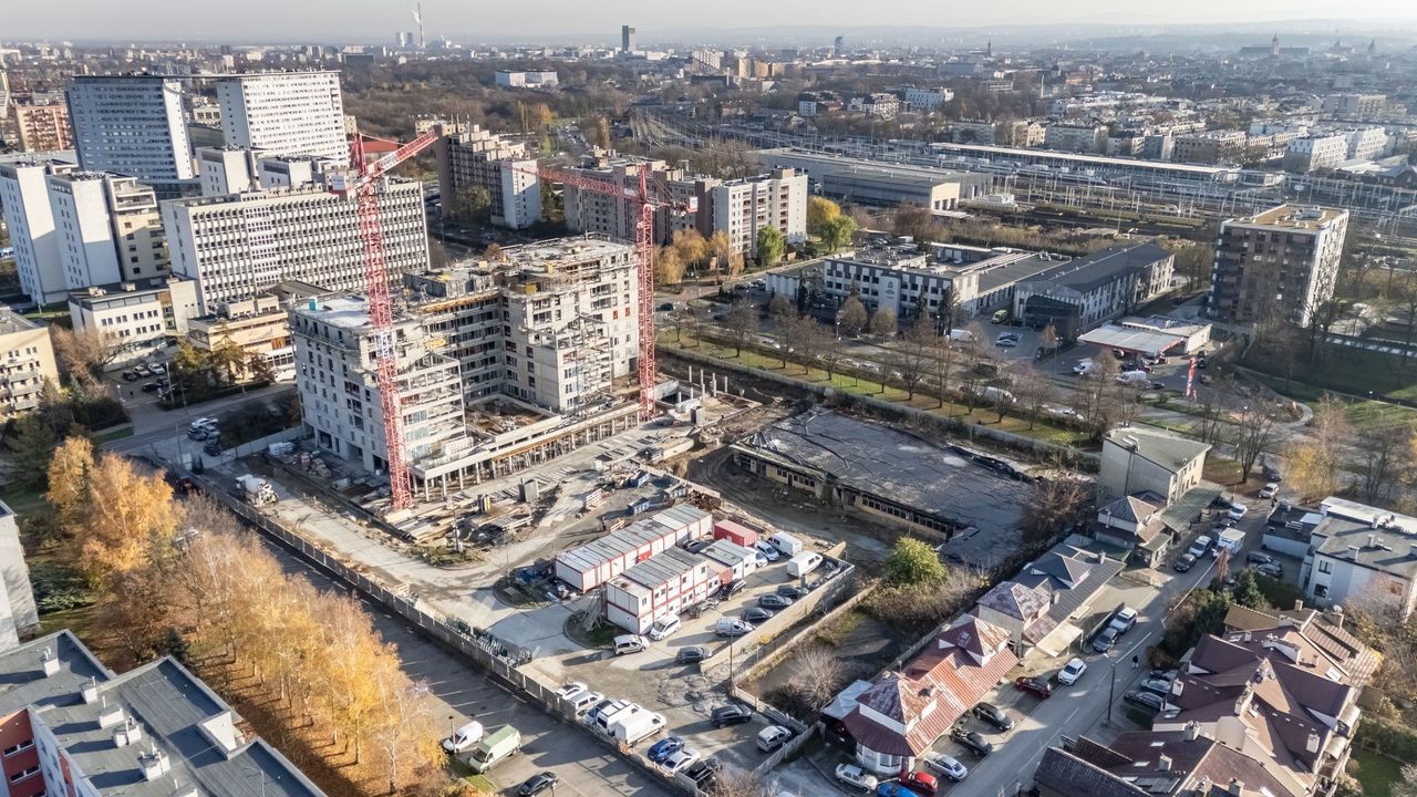 Kraków: Budują na terenie po spalonym Gigancie. Ogromny Monument pnie się w górę i przykryje, w części, tragiczną historię
