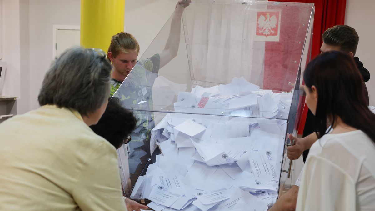 Łódź, 01.06.2025. Wybory prezydenta RP - II tura. Liczenie głosów w lokalu wyborczym w Łodzi, 1 bm. Zakończyło się głosowanie w II turze wyborów prezydenta RP. (aldg) PAP/Marian Zubrzycki