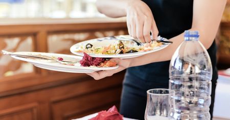 Kelnerzy tego nienawidzą. Większość z nas tak robi