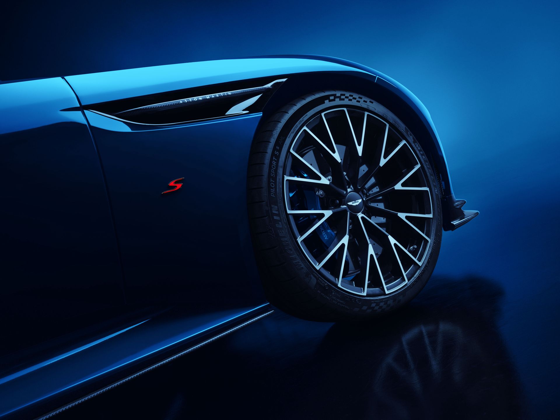 Aston Martin DB12 S