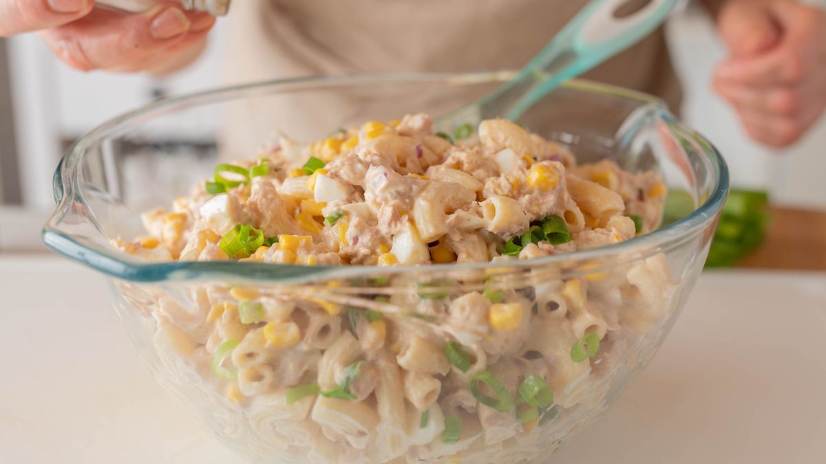 Porcja makaronu, sos i tuńczyk to pomysł na ekspresowe danie