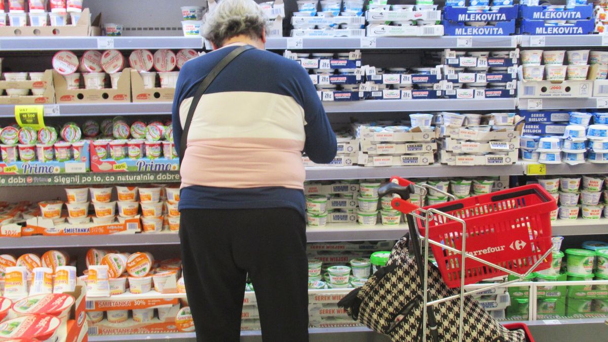 Stock MaBa
PHOTO: ZOFIA I MAREK BAZAK / EAST NEWS   Warszawa N/z zakupy w hipermarkecie Carrefour, stoisko z nabialem
ZOFIA BAZAK