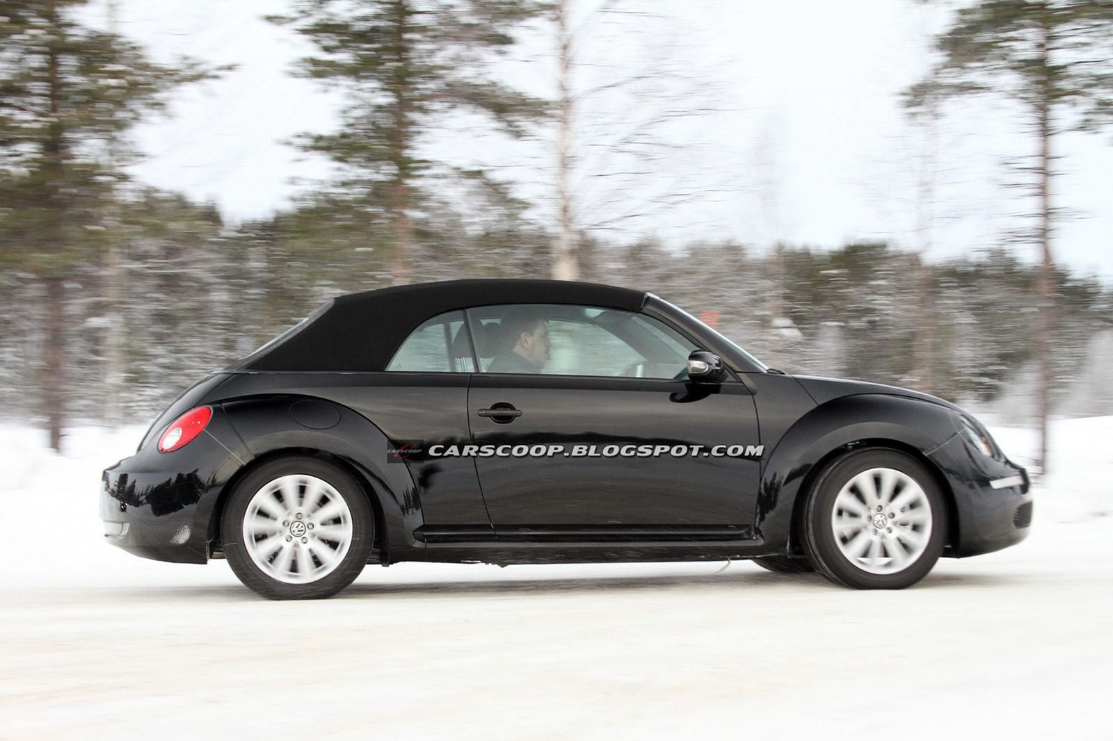 2013 Volkswagen Beetle Cabrio (źródło: Carscoop)
