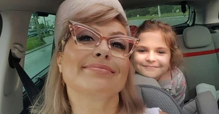Pomysłowa Katarzyna Skrzynecka zafundowała OŚMIOLETNIEJ córce niecodzienny MAKIJAŻ: "Takie rzęski nauczyła mnie robić babcia" (FOTO)