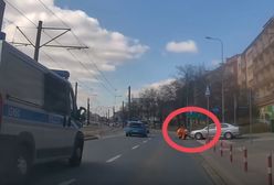 Kraków. Wjechał w rowerzystę na oczach policji. Nagranie zbulwersowało