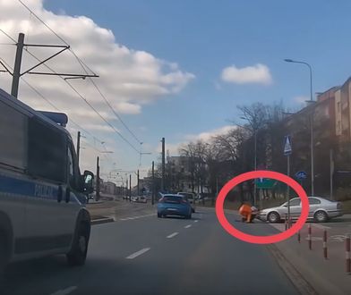 Kraków. Wjechał w rowerzystę na oczach policji. Nagranie zbulwersowało
