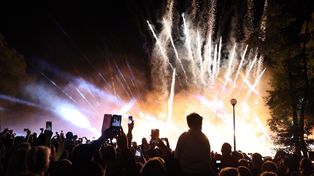 Szczecinek: Tłumy na Festiwalu Światła. Niesamowite nocne show nad jeziorem