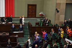 Zaprzysiężenie Andrzeja Dudy. Posłowie Lewicy z egzemplarzami konstytucji, Klaudia Jachira z transparentem "Krzywoprzysięzca"