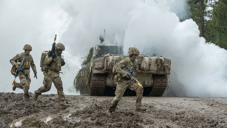 ?wiczenia ?o?nierzy NATO w Estonii
Picture taken on May 27, 2021 shows soldiers taking part in a large-scale exercise titled Spring Storm (Kevadtorm) led by Estonia, with the participation of NATO troops and the Estonian Defence Forces (EDF). - 7,000 soldiers from eight NATO countries are engaged in major military manoevers, about a hundred kilometers from the Russion border. (Photo by RAIGO PAJULA / AFP)
RAIGO PAJULA
