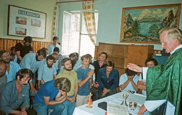 Białołęka 22.08.1982. Msza dla internowanych w ośrodku internowania, odprawia ksiądz Jan Sikorski 