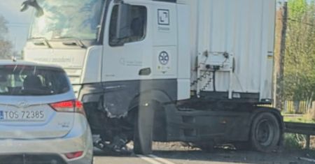 Zderzenie ciężarówki i osobówki w miejscowości Nietulisko Małe. Droga krajowa nr 9 zablokowana