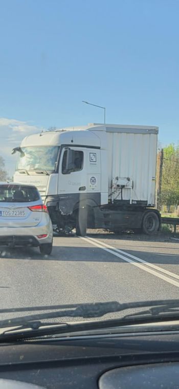 Zderzenie ciężarówki i osobówki w miejscowości Nietulisko Małe. Droga krajowa nr 9 zablokowana