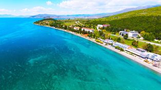 Omijany kraj w Europie. Zaskakuje turkusową wodą i niskimi cenami