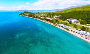 Omijany kraj w Europie. Zaskakuje turkusową wodą i niskimi cenami