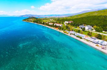 Omijany kraj w Europie. Zaskakuje turkusową wodą i niskimi cenami