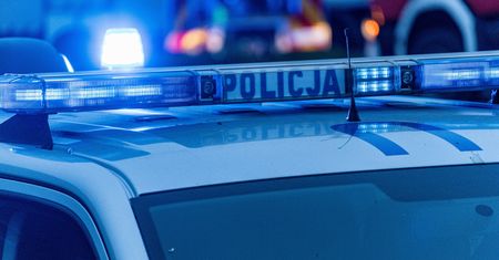 Nocny wypadek na drodze ekspresowej, dwa auta rozbite i kilka osób poszkodowanych