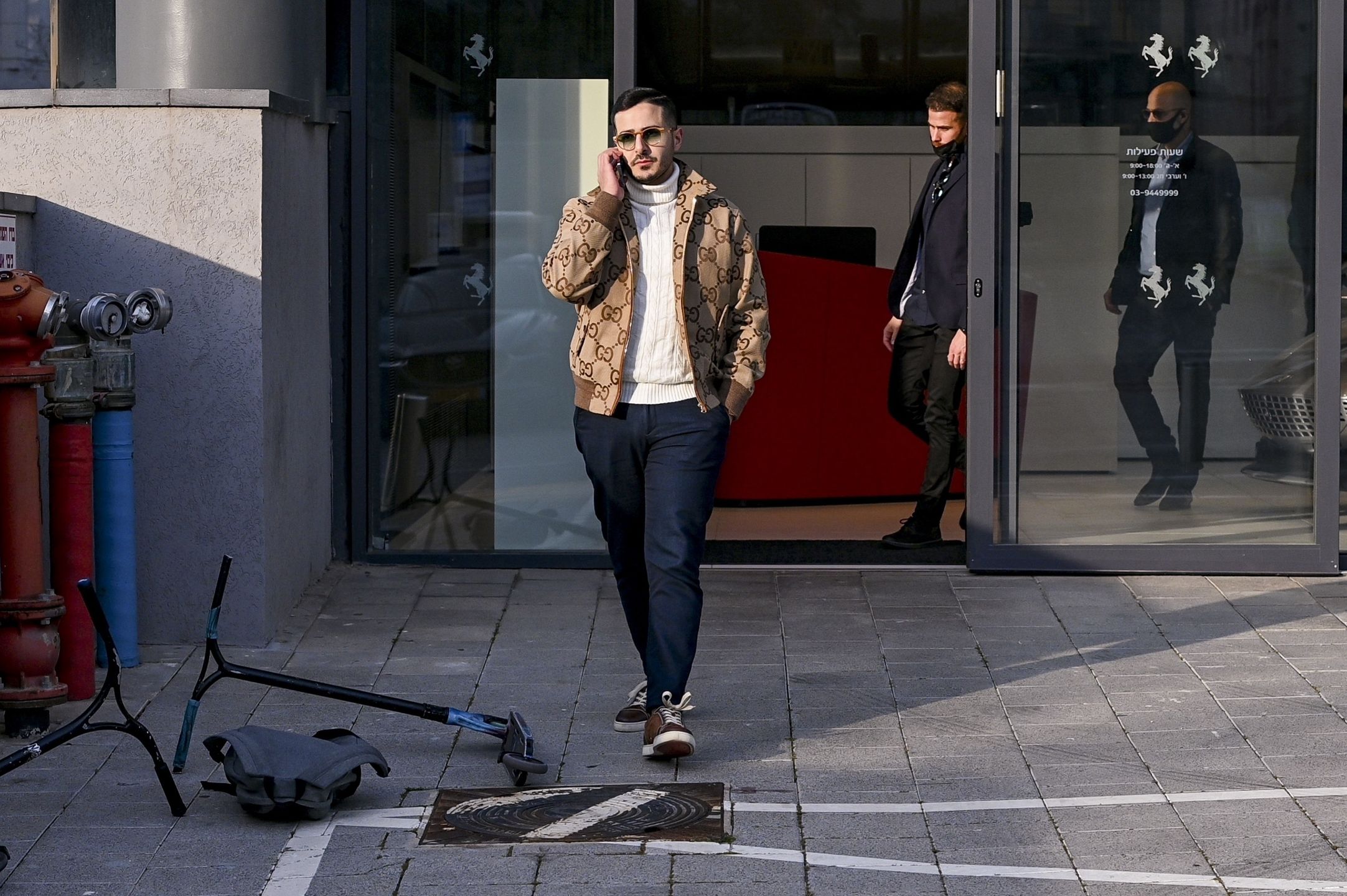 Oszust z Tindera kupuje Ferrari