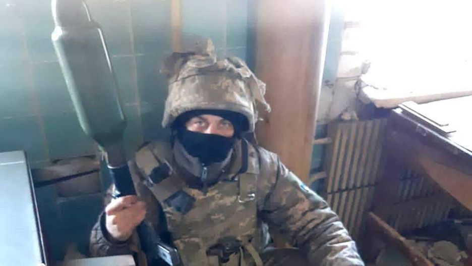 Ukraiński żołnierz z granatnikiem RPG-7 z termobarycznym granatem GTB-7VS z Bułgarii.