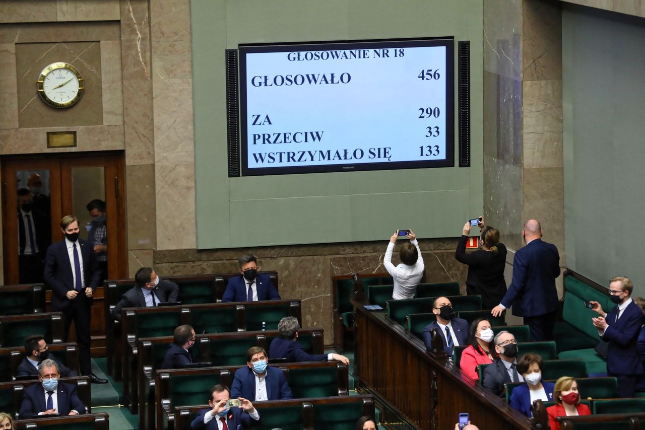 Sejm ratyfikował Fundusz Odbudowy. "Gdyby za odrzuceniem głosowała cała opozycja, jutro rząd by upadł"