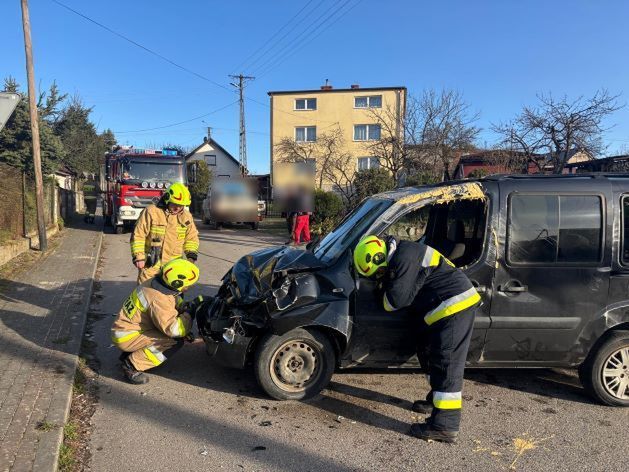 (fot. Policja Pomorska, źródło Policja Pomorska) Kolizja w Kartuzach.