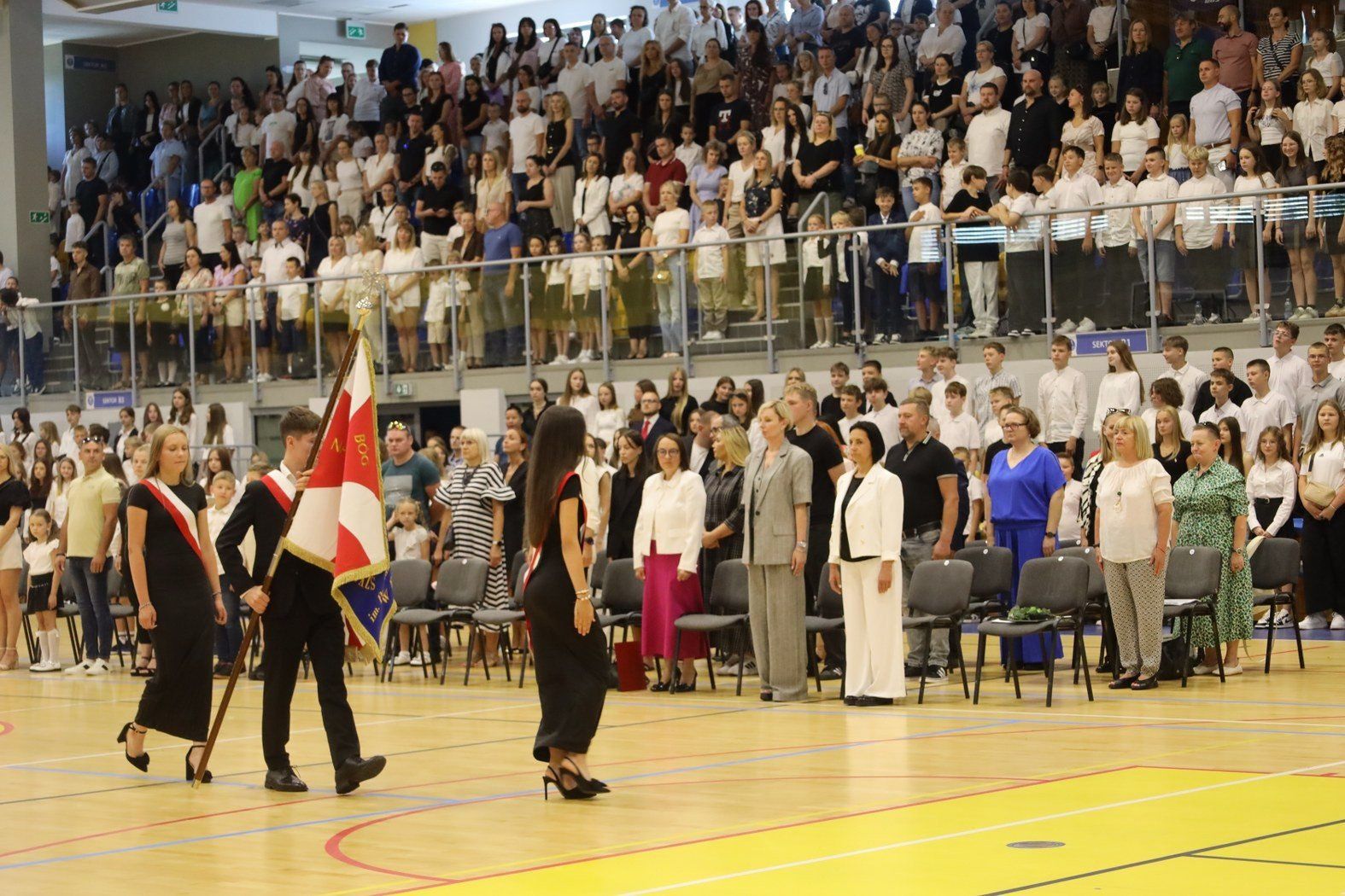 W poniedziałek, 1 września w Szkole Podstawowej nr 3 w Pleszewie oficjalnie rozpoczął się nowy rok szkolny 2025/2026. W szkolnych murach uczyć się będzie blisko 800 uczniów