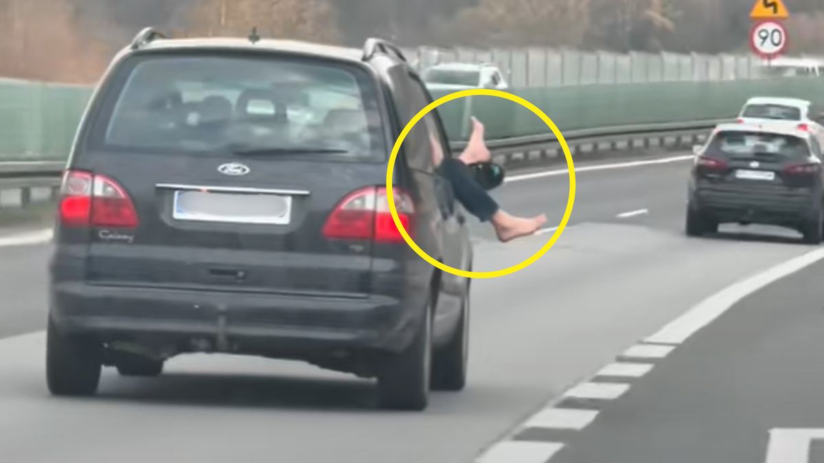 Ktoś "wyrzucił" nogi za okno.