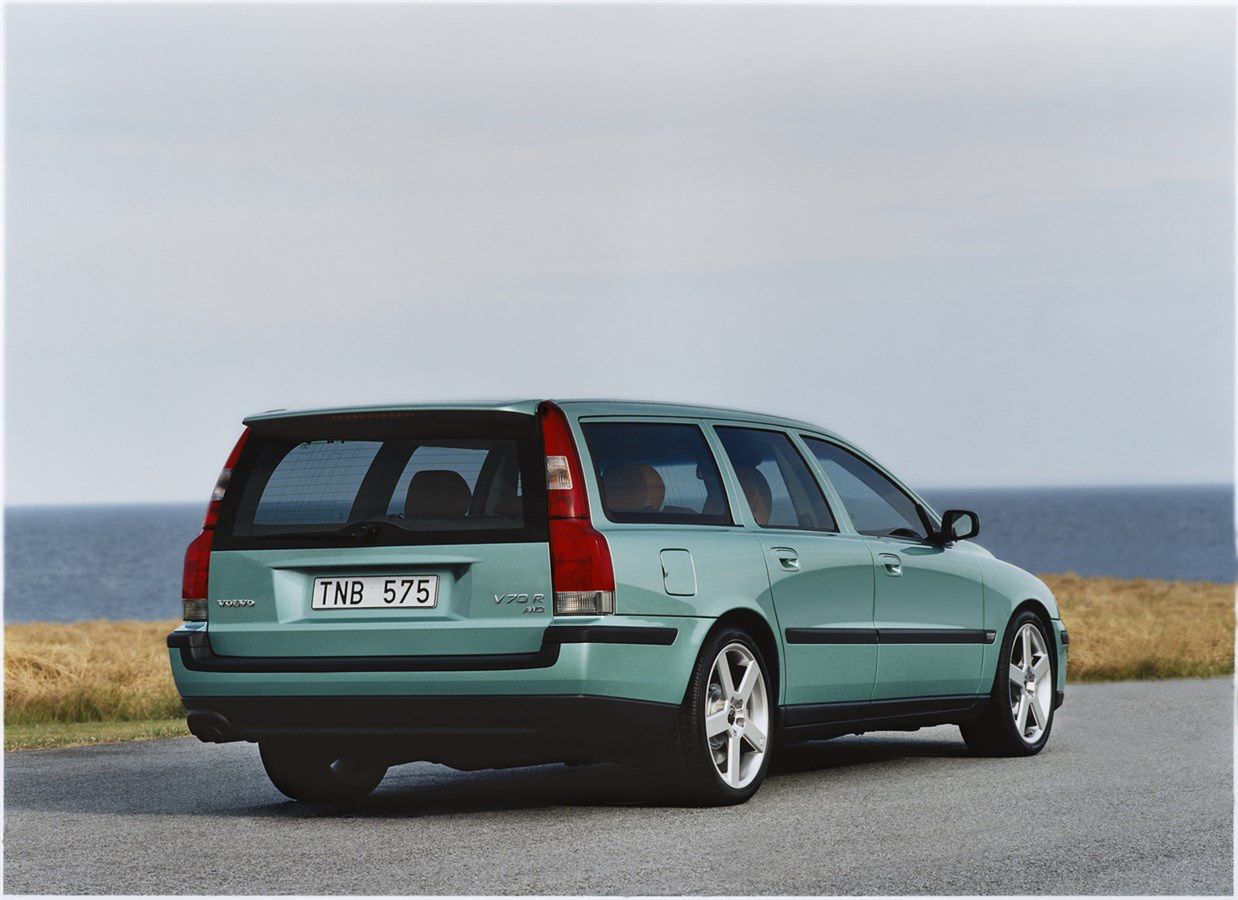 Volvo V70R drugiej generacji pozostaje szybkim kombi nawet jak na dzisiejsze standardy, nawet jeśli produkcja skończyła się 13 lat temu (fot. archiwum Volvo)