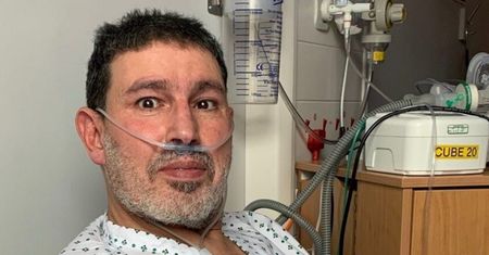 Odmówił szczepienia na COVID-19. Zapłakane dzieci patrzyły, jak wynosi go pogotowie