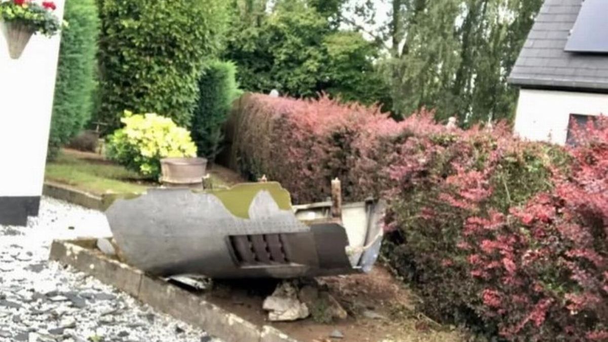 Fragment silnika spadł na dom starszej pary 