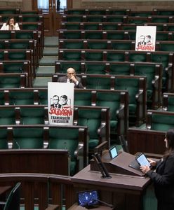 Trwała debata ws. Sienkiewicza. 6 posłów PiS i dwa kartony