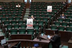 Trwała debata ws. Sienkiewicza. 6 posłów PiS i dwa kartony