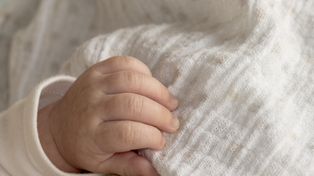 Augustów: Policjanci uratowali życie kilkutygodniowej dziewczynki