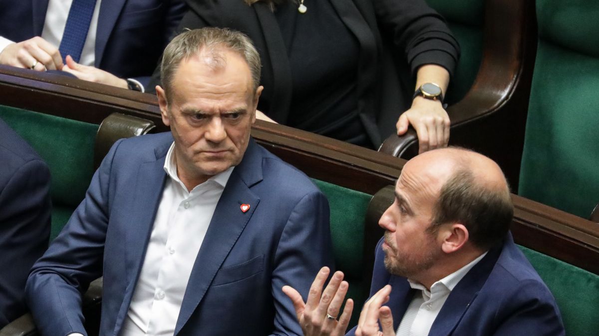 Donald Tusk (z lewej) i Borys Budka (z prawej)