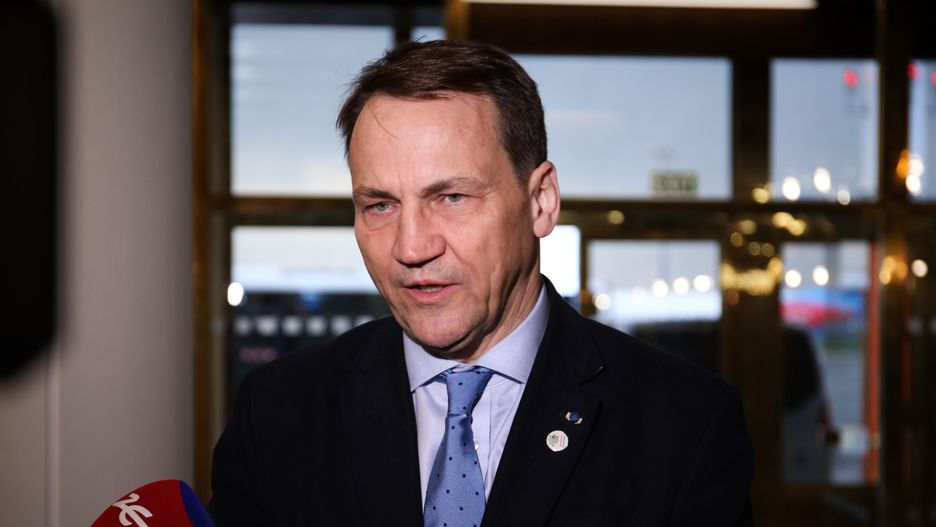 Praga, Czechy, 21.03.2024. Minister spraw zagranicznych RP Radosław Sikorski briefingu prasowego na lotnisku w Pradze, 21 bm. Minister Sikorski wziął udział w odbywającym się w stolicy Czech spotkaniu szefów dyplomacji państw Grupy Wyszehradzkiej. 21 bm. (jm) PAP/Albert Zawada