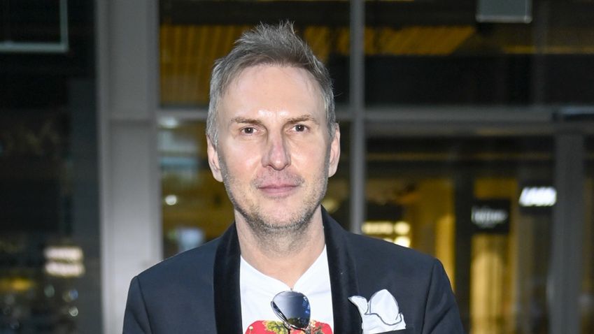 scena z: Krzysztof Gojdź, SK:, , fot. Kurnikowski/AKPAbuty neonowe, buty sportowe, buty zielone, jeansy niebieskie, jeansy wytarte, jeansy z dziurami, maj 2022, Premiera filmu "Pani Basia", sylwetka, marynarka czarna, Krzysztof Gojdź