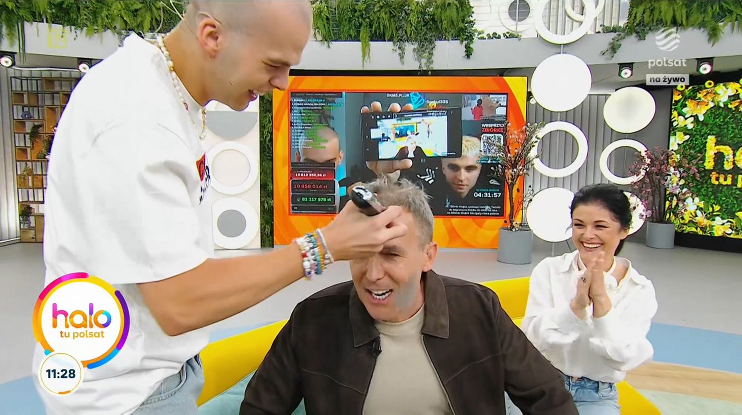 Maciej Kurzajewski ogolił głowę w programie na żywo