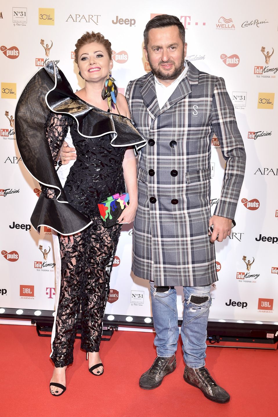 Norbi z partnerką w osobliwych stylizacjach 