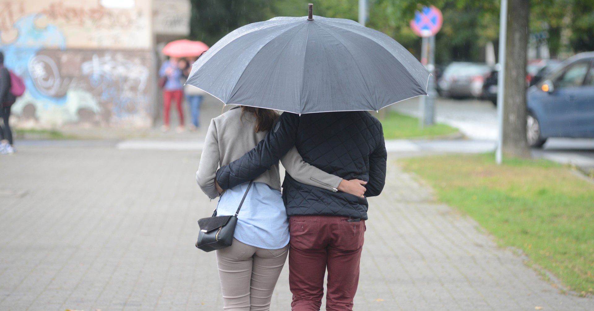 W poniedziałek w wielu regionach przyda się parasol.