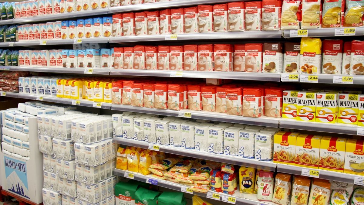 Sklepowa półka z różnymi rodzajami mąki