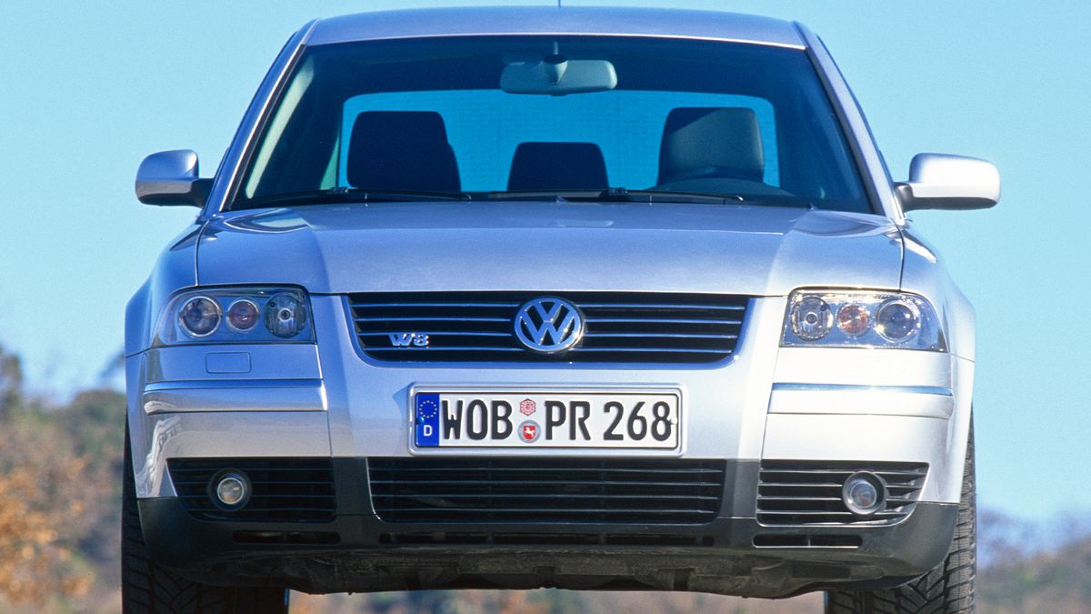 Passat W8 miał budzić respekt, ale widząc go w lusterku nie sposób nie wybuchnąć śmiechem na widok małego lusterka.