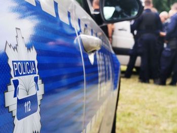 Rzucił się z metalową rurką na policjantów. Funkcjonariusze użyli broni strzelając w nogi 36-latka