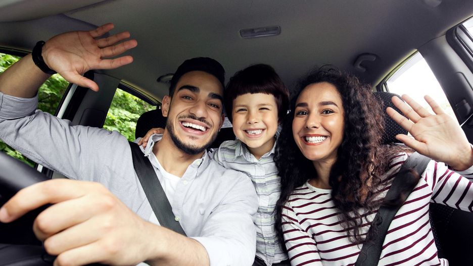 Rodzina na pokładzie – jak bezpiecznie podróżować autem z dziećmi?