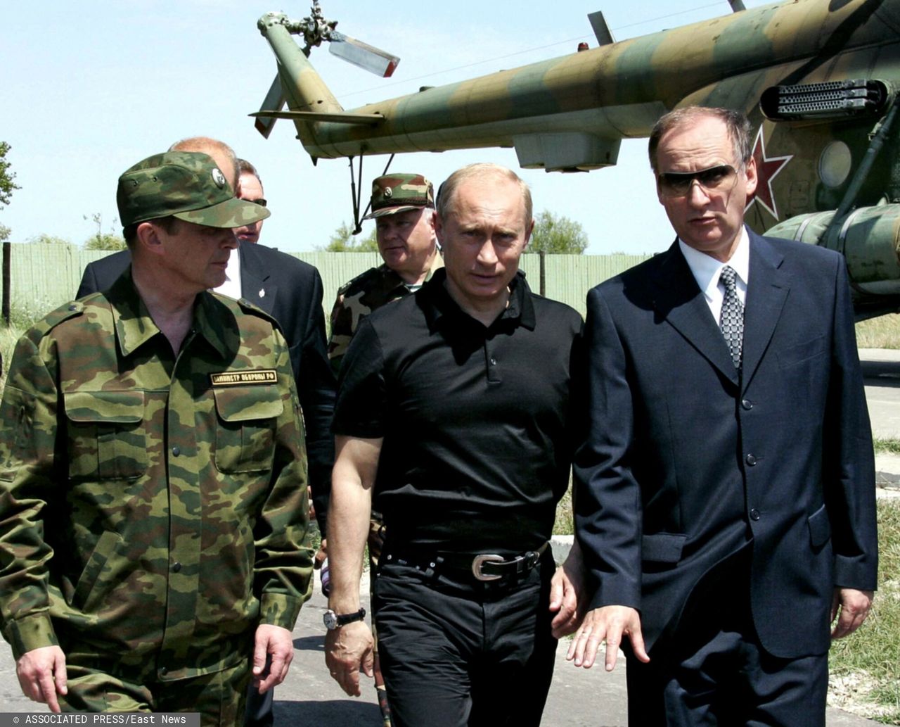 Moskwa wyśle swoje wojska do Afganistanu? Rosyjski generał odpowiada - Nikołaj Patruszew (z prawej) obok Władimira Putina w 2005 r.; zdjęcie ilustracyjne