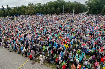 Setki kilometrów na nogach. "Poświęcają urlopy i podejmują taki wysiłek"