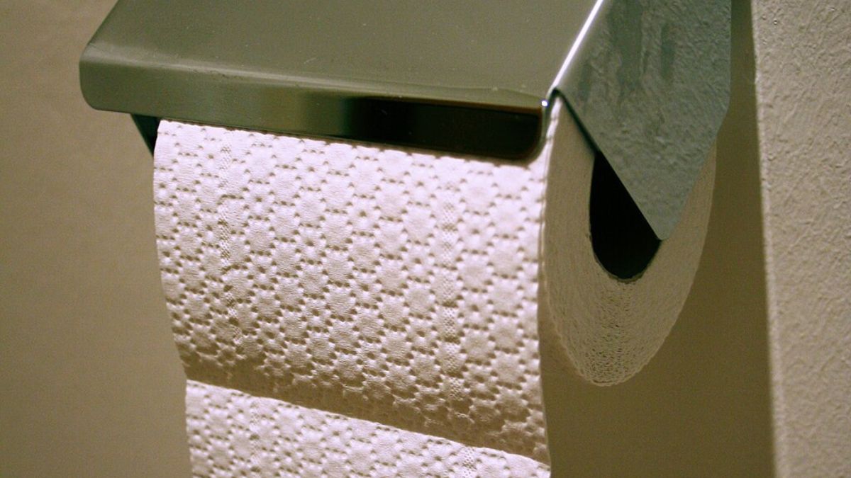 Którą stroną umieszczać papier toaletowy w uchwycie? Ekspert wie