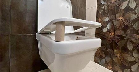 Pusta rolka pod deską toalety to ważny sygnał. Zwróć na to uwagę