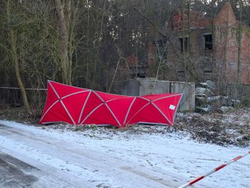 Makabryczne odkrycie. Ranny mężczyzna w rowie