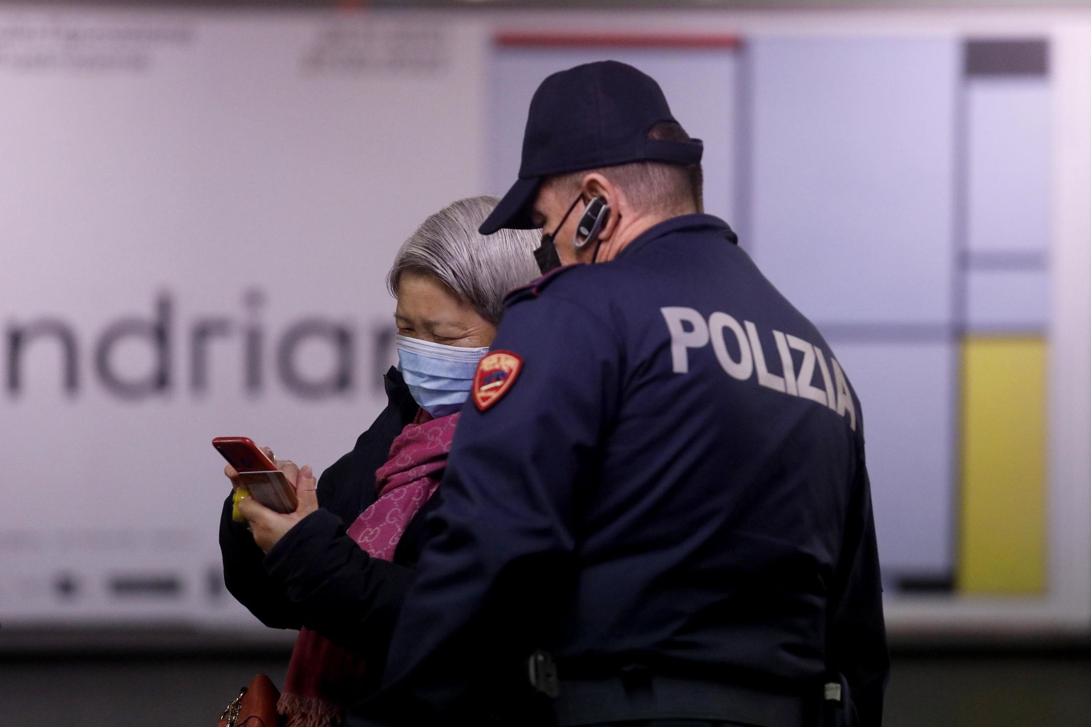 epa09625222 Italian Police check the QR code confirming that people received the Covid-19 vaccine, at Lanza Metro stop in Milan, Italy, 06 December 2021. The measures on the 'enhanced' green certificate (obtainable only with vaccination or recovery) come into effect from 06 December 2021 until 15 January 2022.  EPA/MOURAD BALTI TOUATI Dostawca: PAP/EPA.